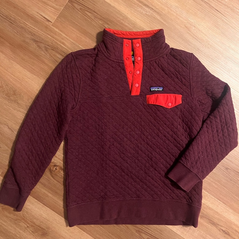 Patagonia Women's Organic Cotton Quilt Snap-T Pullover in a maroon/dark ruby